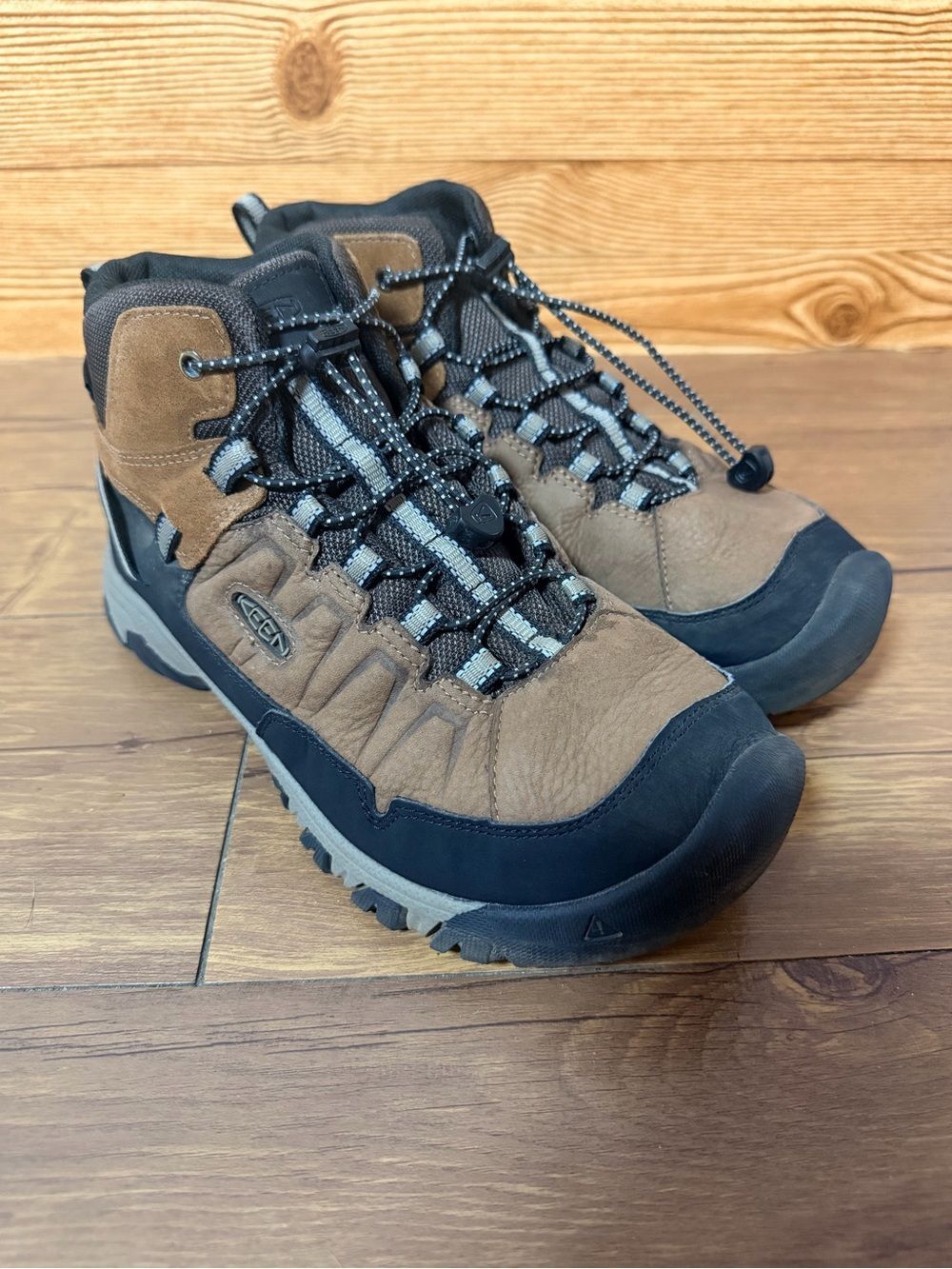 KEEN Targhee IV Mid Waterproof Hiking Boot Youth Size 5 Big Kids Brown
